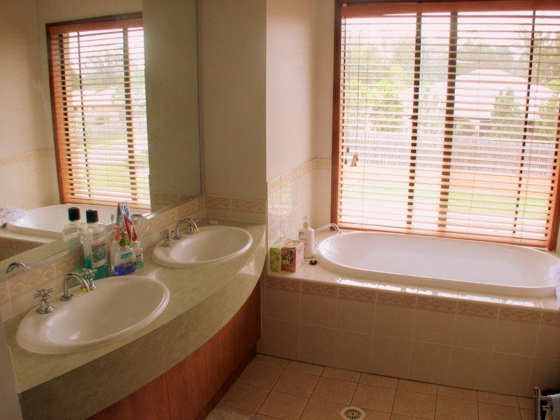 4 Haase Place, Bellbowrie QLD 4070